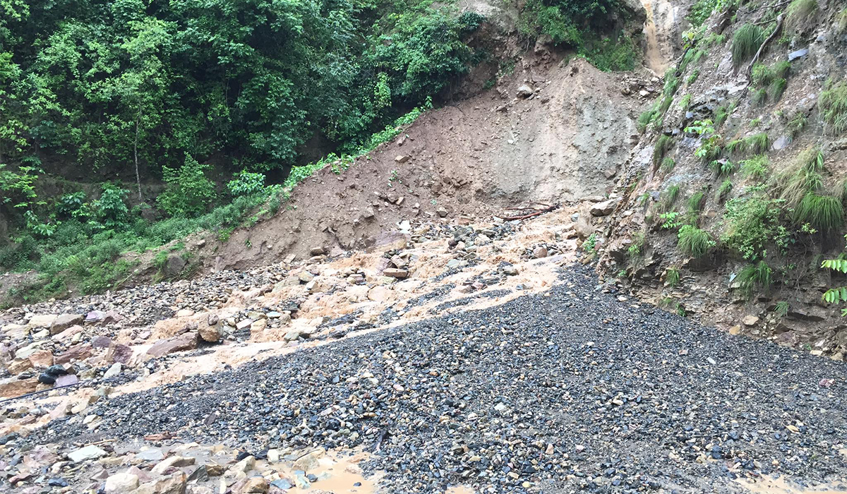 वर्षासँगै देशका विभिन्न ठाउँमा सडक अवरुद्ध, तराईमा डुबान